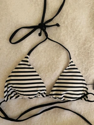 Randig Bikini Topp - Jag säljer en randig bikini topp från lager 157 då den är för stor för mig (S). Jag köpte den förra år, men har aldrig använt, då prislappen fortfarande är på. Den passar jättebra till många underdelar.
