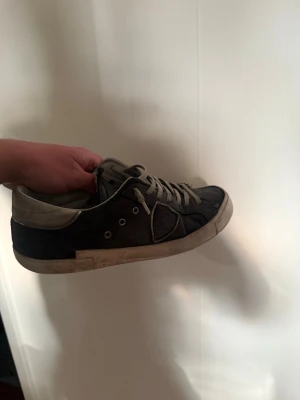 Philippe model  - Snygga svarta sneakers från philippe model med vita detaljer och vita skosnören. Skick 7/10! Hör av er vid funderingar 