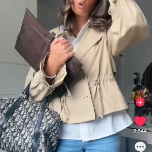 Trenchcoat  - Super snygg trenchcoat i nyskick! Nästintill identisk med den på första bilden 🤗Perfekt höstjacka/ vår jacka! Storlek xs.                                