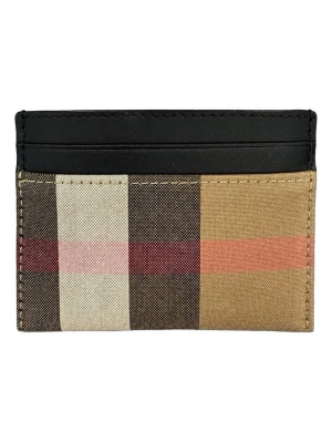 Burberry card holder - Burberry card holder 	•	Märke: Burberry 	•	Färg: Klassisk Burberry-beige 	•	Märkt storlek: One size 	•	Skick: Helt oanvänd, i butiksskick med tags 	•	Alla tillbehör från butiksköp ingår 	•	Originalpris: 3000kr 	•	Säljs via Prestige Room, ett svenskt bolag Hör gärna av er vid frågor eller funderingar. Mvh, Prestige Room