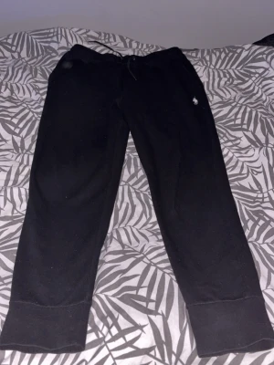 Svarta mjukisbyxor, Ralph Lauren - Svarta mjukisbyxor från Ralph Lauren som jag knappast har använd för de är för små på mig. Byxorna är i Bra skick och ser ut som ny och har även bra kvalité med bekväm material. (REP)