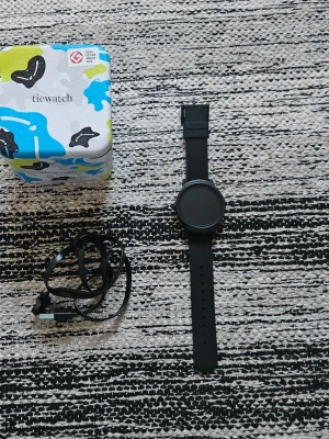 Fin smartklocka med Touch (oanvänt) - Fin smartklocka med Touch  Bra batteritid. Finns Wifi.  Vattentät.  Finns olika funktioner.  Ta mot samtal eller sms.  Passar till alla smartphone.  Det går bytas ut band. Kan ändra olika storleka Ny pris 3500