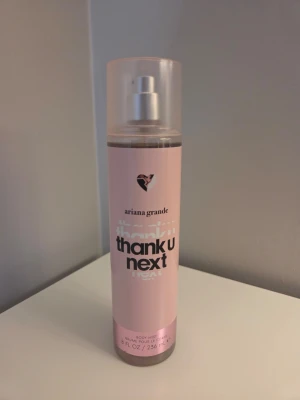 Ariana Grande Thank U Next Body Mist - Body mist från Ariana Grande i doften Thank U Next. Innehåller 236 ml och passar perfekt för dig som gillar söta och fruktiga dofter. Topp med bubblande vitt päron, fruktiga vildhallon och ett lekfullt hjärta av rosblad och kokos. Basen bjuder på fyllig och sammetslen mysk som adderar kaxighet, toppad med sötman i en krispig macaroon. Använd en gång. 