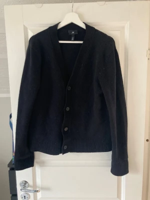 Svart stickad kofta från H&M - Tjena, säljer nu denna kofta pga ingen användning. Den är i storlek S och är i bra skick. Hör av er vid frågor eller funderingar!