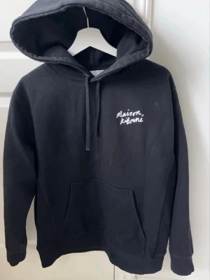 Maison kitsune hoodie - Hej säljer min maison kitsune hoodie i strl L. Hoodien är i ett bra skick.