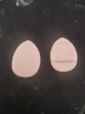 Rosa droppformade makeupsvampar - Två rosa makeupsvampar i droppform, perfekta för att applicera foundation eller concealer. De är tillverkade av mjukt skumgummimaterial och har en slät yta för jämn applicering av sminkprodukter.