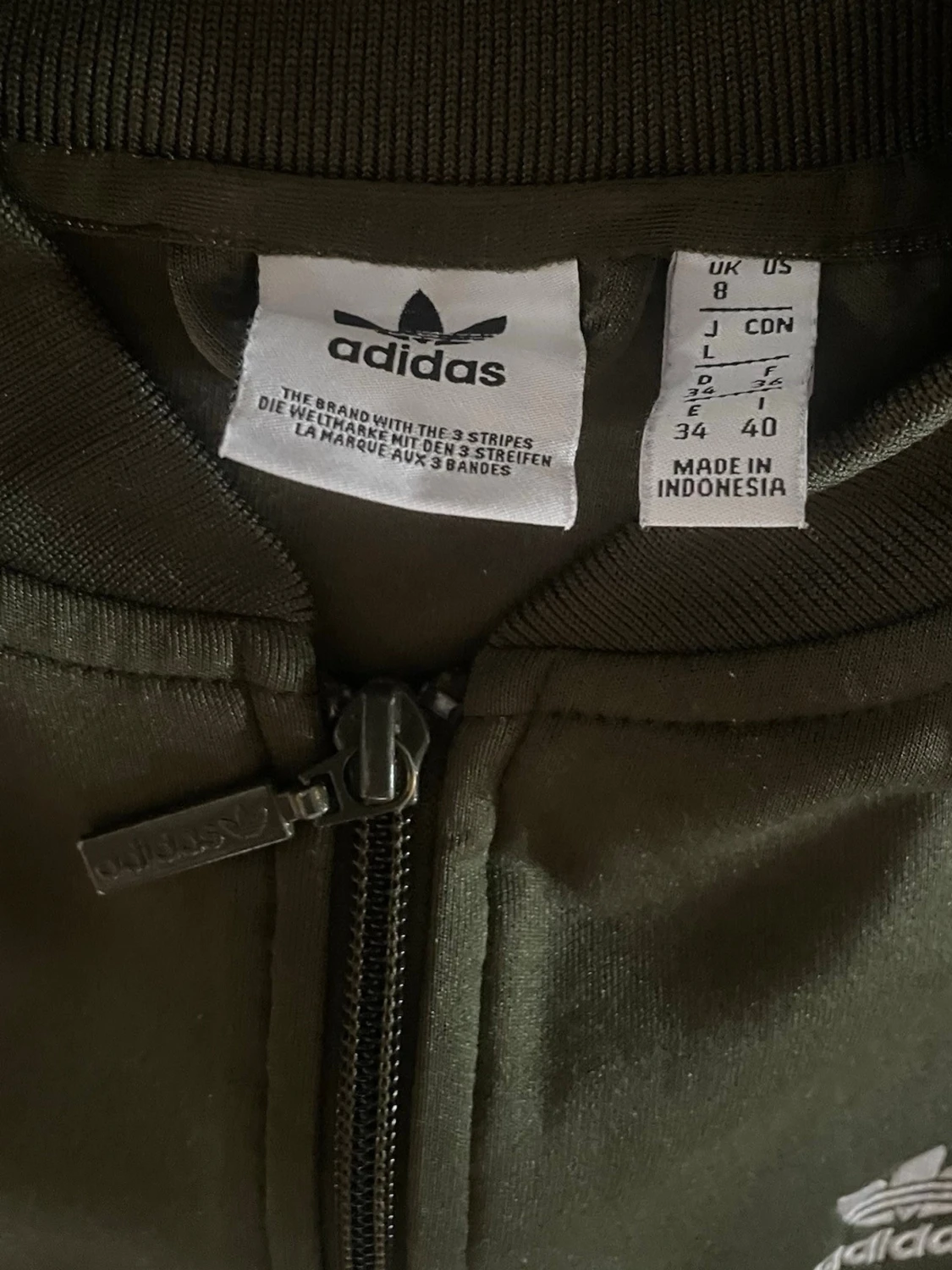 Olivgrön Adidas track jacket med vita ränder - 2