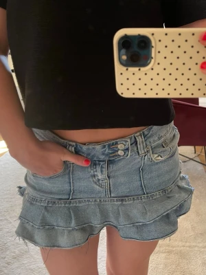 Blå volang jeanskjol💙 - Säljer en blå volang jeanskjol. Jag har sytt om den själv, från jeans till volang kjol. 💙storlek M men fungerar som S också!