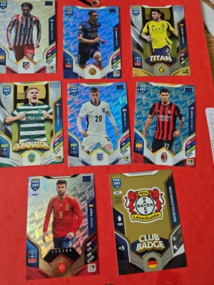 FIFA 365 Panini fotbollskort samling - Samling med FIFA 365 Panini fotbollskort med spelare från olika europeiska klubbar och landslag. Inkluderar specialkort som 'Titan', 'Dominator', 'Legend' och klubbmärken från bland annat FC Barcelona och Bayer Leverkusen. Färgglada kort i glansigt papper.   5kr styck
