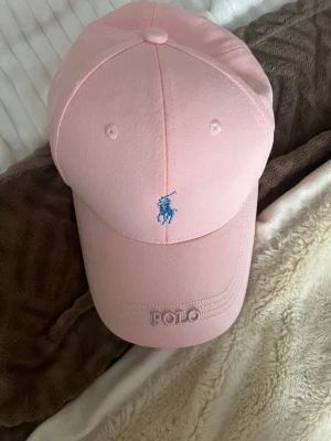 Rosa keps från Polo Ralph Lauren -  Säljer denna rosa keps från polo Ralph Lauren. 