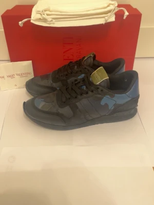 Valentino rockrunners - Skorna har blivit använda men dock det är de bra skick. Skorna är storlek 40 kan passa lite större. Box, dustbag  och kvitto finns. Skriv om ni är intresserade.