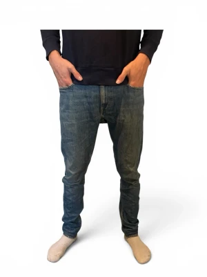 Tiger of sweden - Säljer nu ett par Tiger of Sweden jeans i mycket fint skick. Jag på bilden är 185 cm lång. Hör av er vid frågor eller funderingar!✌️
