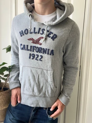 Hollister hoodie  - Hollister hoodie, sjukt snygg och efterfrågad. Inga defekter! Modellen i bilderna är 180 cm 75 kg och bär Storlek M , Kom med frågor! 🌟 (Kan gå ned i pris vid köp av paket 😉) 
