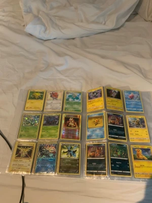 Pokémon sammling - Pokémon sammling, vet inte vilka som är äkta eller inte vill bara få sålt. Priset går att diskuteras skicket är bra skorv vid funderingar.