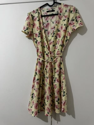 Kort klänning  - Kort sommarklänning från BikBok i stl S säljs för 100 kr. 