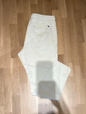 Linnebyxor !Solid - Luftiga och svala somriga byxor i en linne och viskos blandning. Färgen är beige/vit. Små i storleken så en L motsvarar medium i midja och längd. Enbart använda 2 gånger. Hojta vid fler frågor
