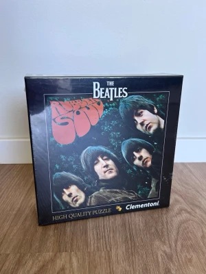 The Beatles pussel ”Rubber Soul” - utgått samlarobjekt - Ett helt nytt pussel med The Beatles albumomslag för skivan Rubber Soul. Perfekt för Beatles-samlare.  Komplett - inplastad och oöppnad förpackning. Utgått i sortiment.
