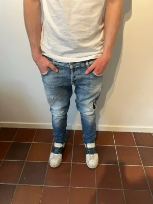 Dondup jeans  - Väldigt feta jeans från dondup med slitningar. Nypris cirka 3000 - mitt pris 749 men det är diskuterbart. Modellen är 180 & väger cirka 65 kg. Hör av dig vid fundering! 