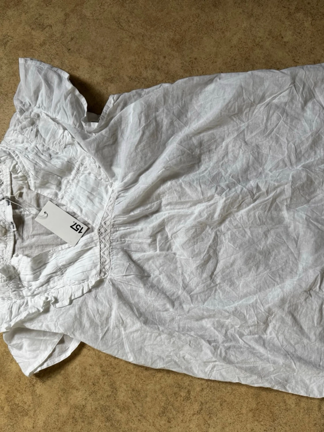 Vit blus med volang från 157