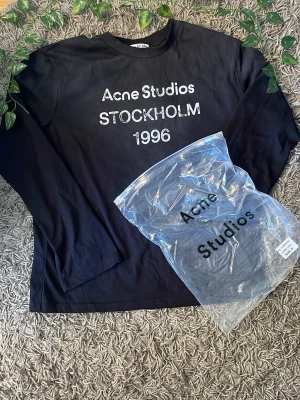  Acne Studios long sleeve - Tja! Jag säljer en snygg acne studios long sleeve i storlek S och färgen svart. Hör av er vid frågor. Priset är ej hugget i sten!
