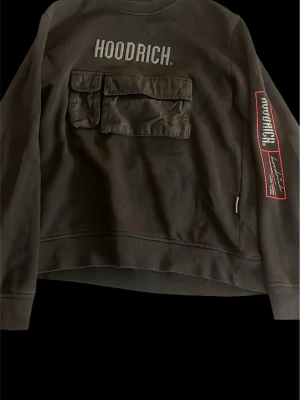 Hoodrich sweatshirt  - Hej säljer en Hoodrich sweatshirt i storleken M, skick 8/10 den har en gömd ficka vid armen, skriv vid frågor och funderingar, pris kan ändras vid snabbaffär!