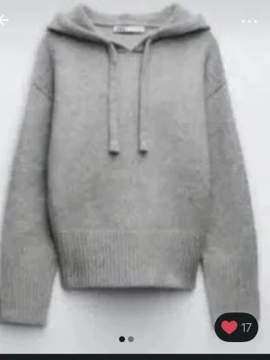 Populär grå stickad hoodie från Zara  - Mysig grå stickad hoodie från Zara. Den är i storlek m men sitter mer som en s. Nyskick 
