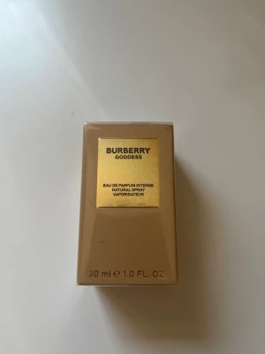 Burberry Goddess Eau de Parfum 30ml - Helt ny Burberry Goddess Eau de Parfum Intense i en lyxig beige och guldig förpackning. Flaskan rymmer 30 ml och har en elegant, stilren design. Perfekt för dig som gillar exklusiva dofter och vill ha något från ett välkänt märke. Hör av er vid minsta lilla fråga. Kan tänka mig att gå ner i pris vid snabb affär. 