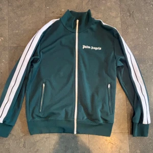 Palm angels  - Säljer tröjan då jag har bytt stil och sen inte används något längre. 