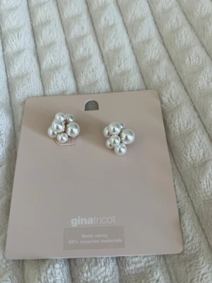 Pärlörhängen från Gina Tricot - Säljer helt nya örhängen då ja har fått dubbletter. Nypris 150kr