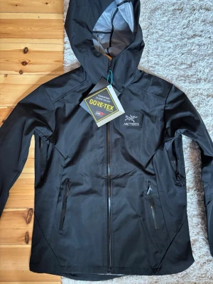 Arcteryx Gore-Tex jacka Beta LT NY - Säljer en oanvänd Arc’teryx skaljacka i svart. Köpt men aldrig använd – ligger fortfarande i påsen med alla taggar kvar.