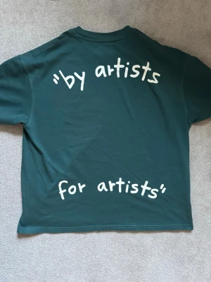 Nude Project t-shirt - T-shirt från Nude Project, snygg grön färg med unikt tryck från förra årets kollektion. Nude Project är ett unikt märke i Sverige men väldigt bra kvalitet. Boxig passform.