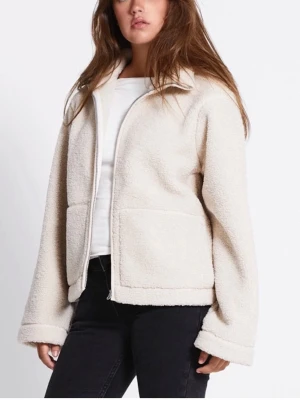 Beige teddyjacka med dragkedja - Mysig beige teddyjacka med dragkedja framtill och stora fickor. Jackan har en rak passform, klassisk krage och är tillverkad i fluffigt teddy-material som ger en trendig look.