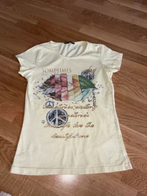 Vintage T-shirt stl M - Vintage topp med tryck från H&B with love.  Storlek M. Mycket bra skick. 