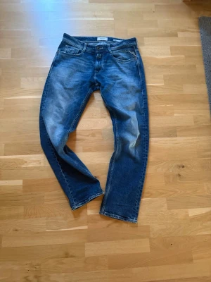 Replay jeans - Blåa replay jeans I passform comfort andväts fåtal gånger, sitter riktigt bra på. Passar till alla lägen. Storlek 30/30 Nypris 1400kr