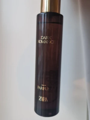 Zara parfym - Zara " Dark romance " parfym. 30 ml och använd typ 2-3 gånger. Originalförpackning saknas. Gourmandparfym som luktar kvinnligt, elegant, sensuellt och sött. Doftnoter: Jasmin, tonkaböna, grädde, kola och vanilj