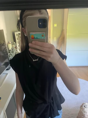 Svart blus med knytning i midjan - Svart blus från zara med knytning i midjan, storlek xs. Endast använd fåtal gånger.