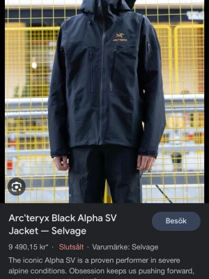 Svart vindjacka Arc'teryx Alpha SV - Svart vindjacka från Arc'teryx, modell Alpha SV. Dragkedjan behövs lagas men i övrigt helt ok skick. Nypris 10 499 på Arcteryx hemsida
