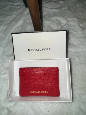 Röd kortfodral från Michael Kors - Helt ny korthållare från Micheal kors (äkta). Levereras i originalask.