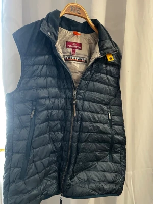 Mörkblå dunväst från Parajumpers  - Mörkblå dunväst från Parajumpers i storlek L, sitter som M