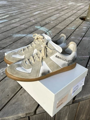 Maison margiela x End - Säljer ett par extremt sällsynta Maison margiela x End gats. Typ enda äkta paret på plick. Köpta nya när de släpptes, alltså ss2019. Nästintill omöjligt att hitta i detta skick och pris. Inga skador i allmänhet, hälarna är fixade med kalvskinn. Storlek 43. Box och dustbags tillkommer! Skicka gärna bud! Kan mötas i Stockholm eller fraktar, endast via PostNord!