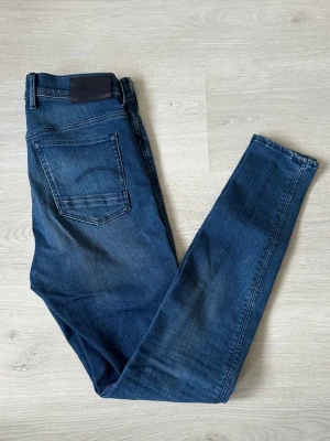 G-Star raw 29/32 - Ett par nice jeans från G-Star 29/32. Dem är i utmärkt skick och helt utan defekter! Skriv vid frågor och vid köp av fler plagg i min profil löser jag paketpris:)