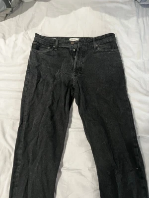 Mörkgrå loose fit jeans Jack & Jones - Svarta loose fit jeans Jack & Jones i storlek 31/34