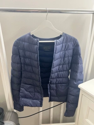 Mörkblå lätt dunjacka  - Säljer denna supersnygga mörkblå jacka från BENETTON. Väldigt lite använd och i jättefint skick, nästan som ny ✨  Passar perfekt nu till vår/höst eller svala sommarkvällar. Enkel och stilren modell som passar till allt. storlek står ej men skulle säga den som xs, kanske s