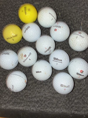 Wilson golfbollar i mixade färger - Säljer ett gäng golfbollar från Wilson, både vita och gula. Flera olika modeller som Staff och Smartcore. Perfekt för dig som vill fylla på golfbagen med bollar i olika färger och varianter.