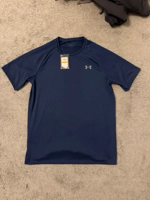 Under armour T-shirt - HELT OANVÄND direkt från butik storlek S, Färg mörkblå. Nytt skick
