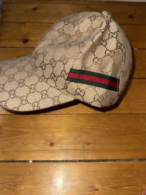 Beige keps med GG-mönster - GG design