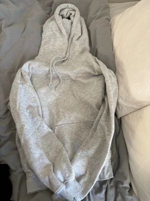 Ljusgrå hoodie från BikBok - Säljer en ljusgrå hoodie från BikBok i storlek XS. Hoodien har en klassisk huva med dragsnören och en stor magficka framtill. Tillverkad i mjukt sweatshirtmaterial och har ribbade muddar vid ärmslut och nederkant. Perfekt att bara ha till vardags. Säljer då den inte längre kommer till användning. 💗