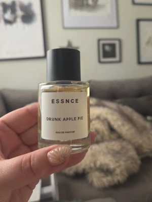 Essnce Drunk Apple Pie Eau de Parfum - Essnce drunk Apple pie, testad ett par gånger. Typ 10 sprut. Katt finns I hemmet. 