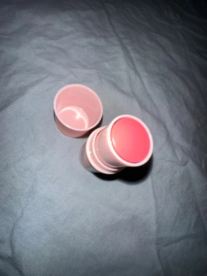 Caia Cosmetics Blush Stick Sweet Swirl - Helt oanvänd. Blush stick från Caia Cosmetics i nyansen Sweet Swirl. Rouget har en krämig formula och kommer i en ljusrosa, rund stickform med tillhörande lock. Perfekt för att ge kinderna en fräsch och naturlig rosa ton. Enkel att applicera direkt på huden. 