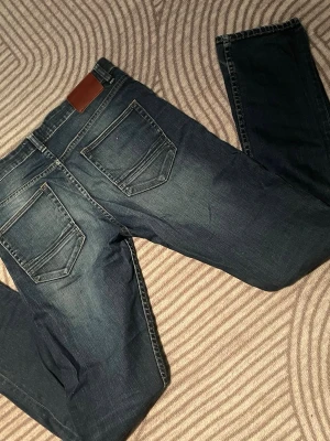 Dobber jeans - Riktigt schyssta jeans från dobber! As snygg färg med slitningar, straight fit, storlek 31W 32L. Nästan oanvända!